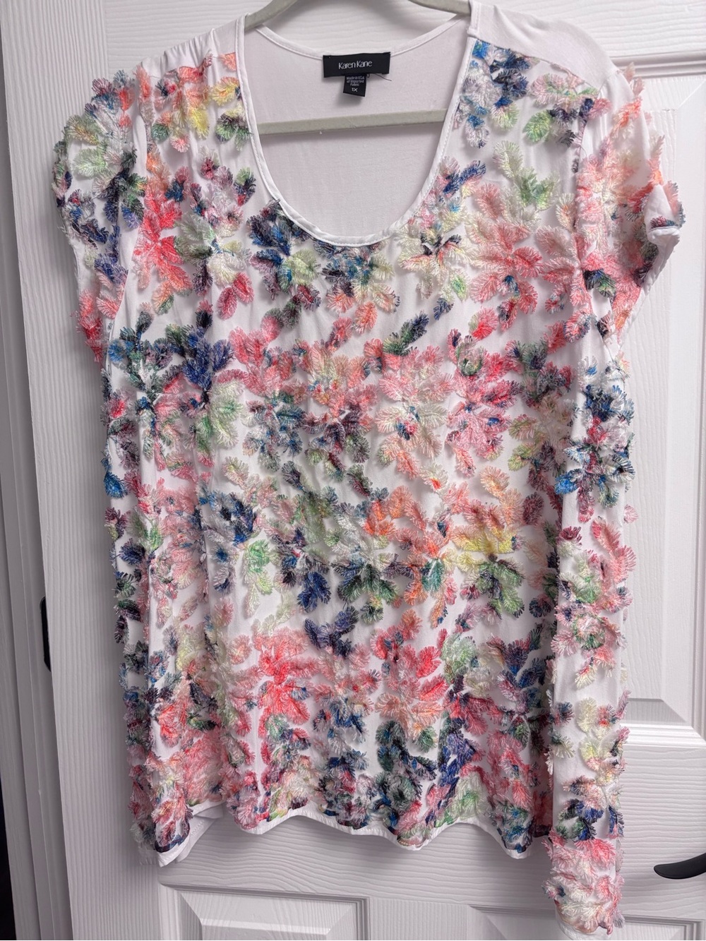 Karen Kane White Floral Appliqué Short Sleeve Top